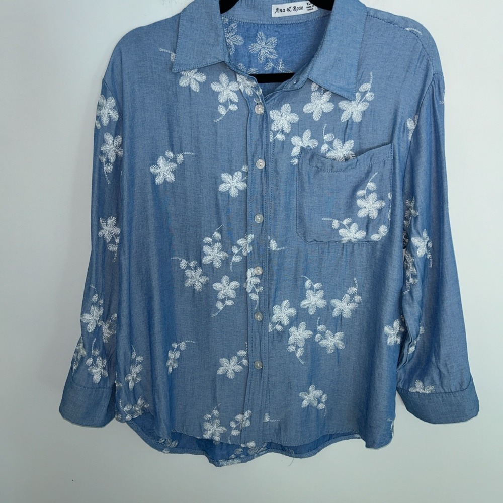 Anna & Rose‎ Women's XLP 3/4 Button Sleeve Embroidered White Daisies Blue Blouse